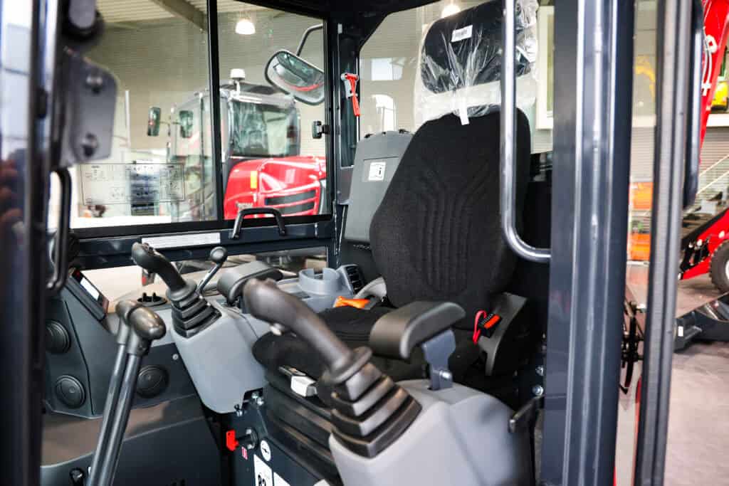 Betonboormachine cabine met uitgebreide bediening en controlepanelen.