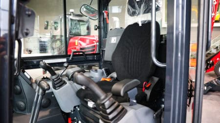 Betonboormachine cabine met uitgebreide bediening en controlepanelen.