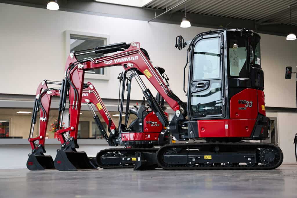 Kleine graafmachine op showroomvloer, Yanmar mini graafwerk, goede staat, verkoop geschikt voor bouw en tuin.