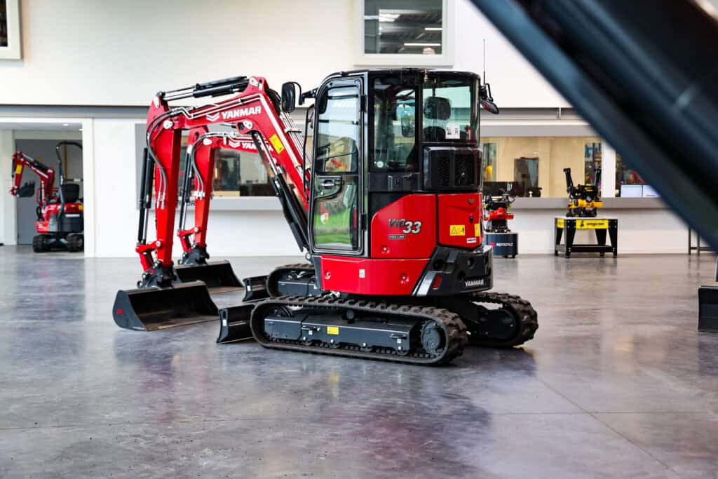 Kleine graafmachine Yanmar VC33 in showroom.