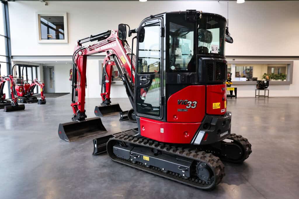 Kleine graafmachine Yanmar VIO33 in showroom, hoogwaardig bouwmaterieel showcase.
