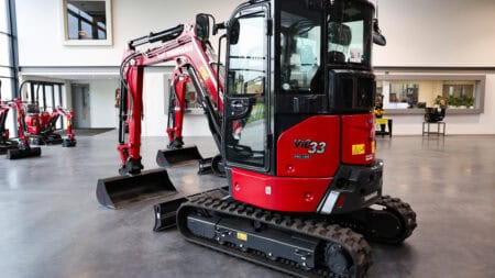 Kleine graafmachine Yanmar VIO33 in showroom, hoogwaardig bouwmaterieel showcase.