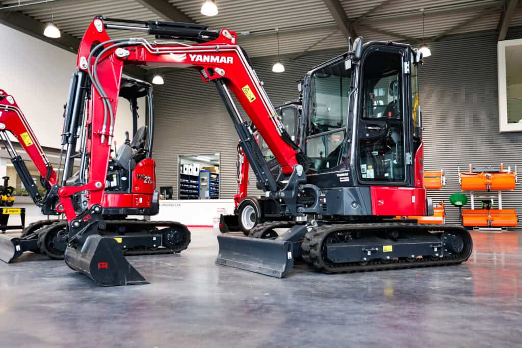 Compacte mini-graver en bouwmachine in showroom bij Geert-Jan de Kok B.V.