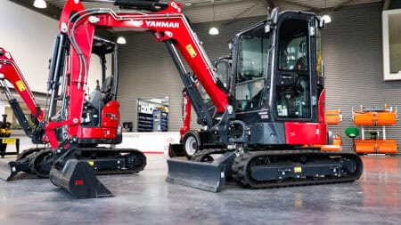 Compacte mini-graver en bouwmachine in showroom bij Geert-Jan de Kok B.V.