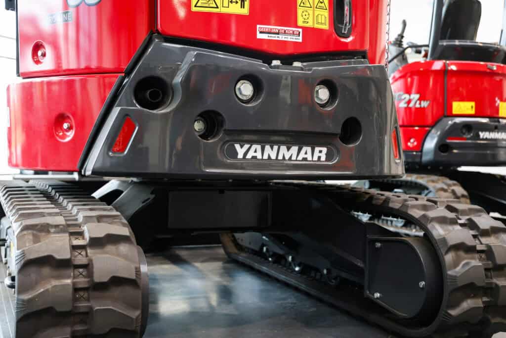 Robuuste Yanmar rupskrijt voor bouwmachines, sterke onderbouw en tracks voor zware werkzaamheden.