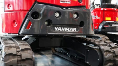 Robuuste Yanmar rupskrijt voor bouwmachines, sterke onderbouw en tracks voor zware werkzaamheden.
