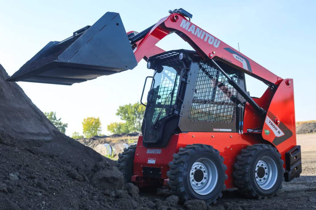 Zeerijige shovel loader op bouwplaats voor grondverzet en engineering projecten.