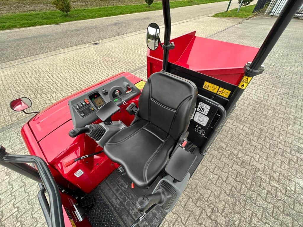 Robuuste skidrive met comfortabele stoel en geavanceerde besturingspanelen voor efficiënt landbouwvervoer.