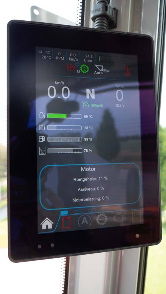 Efficiënte tractorbediening met geavanceerde digitale bedieningsconsole van Geert-Jan de Kok B.V.