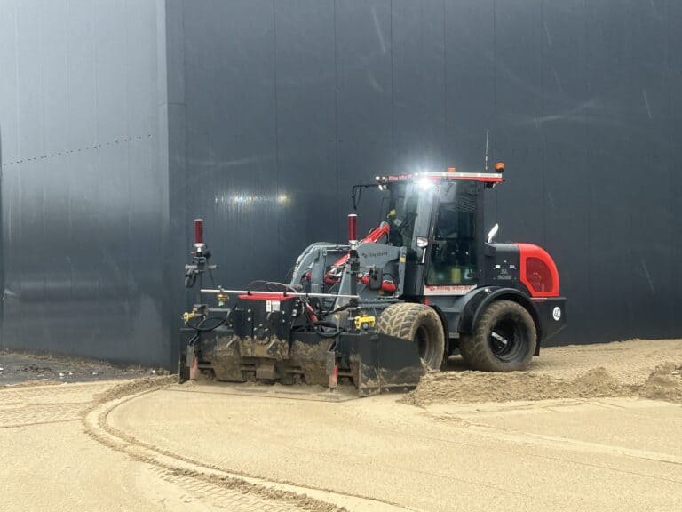 Zandstraalmachine op bouwplaats voor het egaliseren van ondergronden en het voorbereiden van bouwprojecten.