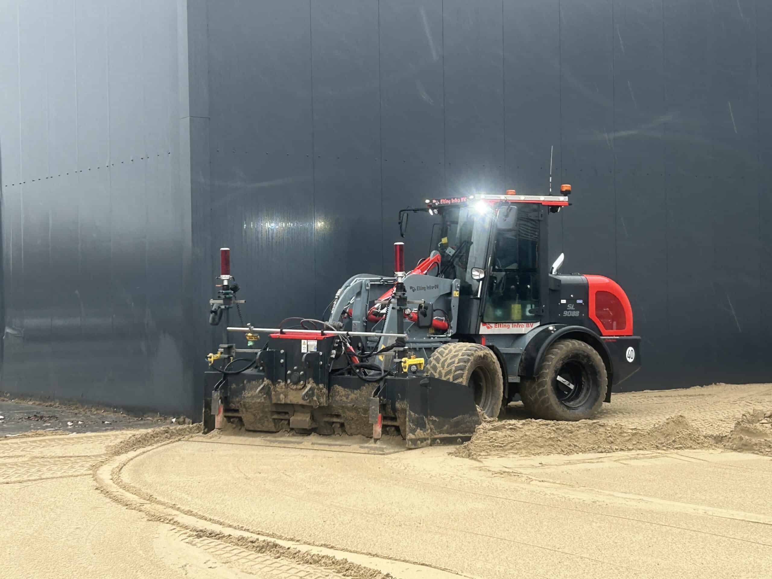 Zandstraalmachine op bouwplaats voor het egaliseren van ondergronden en het voorbereiden van bouwprojecten.