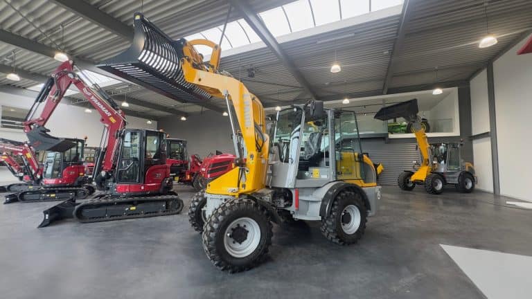 Veegmachine en compacte bouwmachines in showroom van Geert-Jan de Kok B.V.