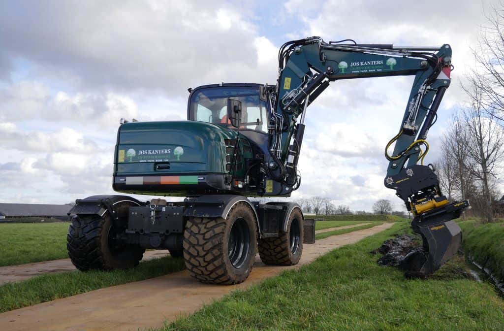 Robuuste graafmachine met logo van JOS KANTERS, geschikt voor tuin- en grondwerkzaamheden.