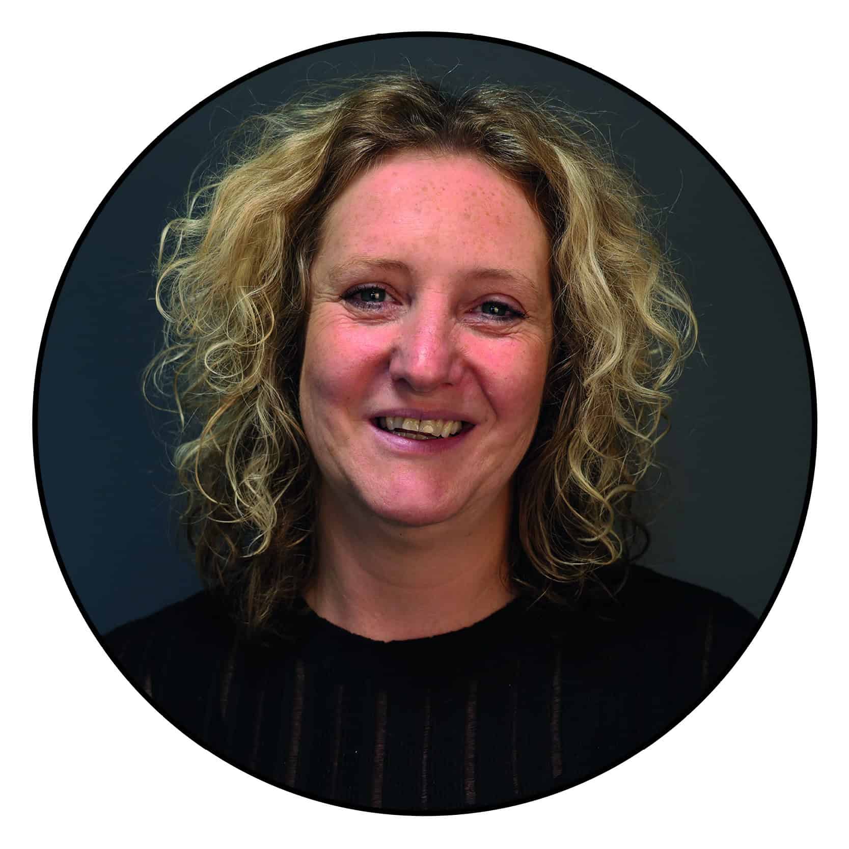 Community of practice expert vrouw met curly haar voor duurzame professionele ontwikkeling.