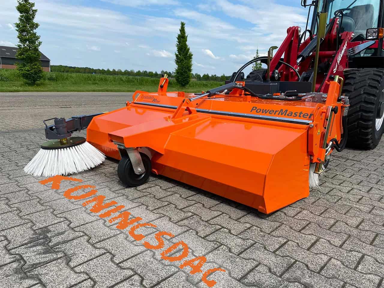 Zwenkmaaier PowerMaster op een tractor voor professioneel gazon- en terreinonderhoud.