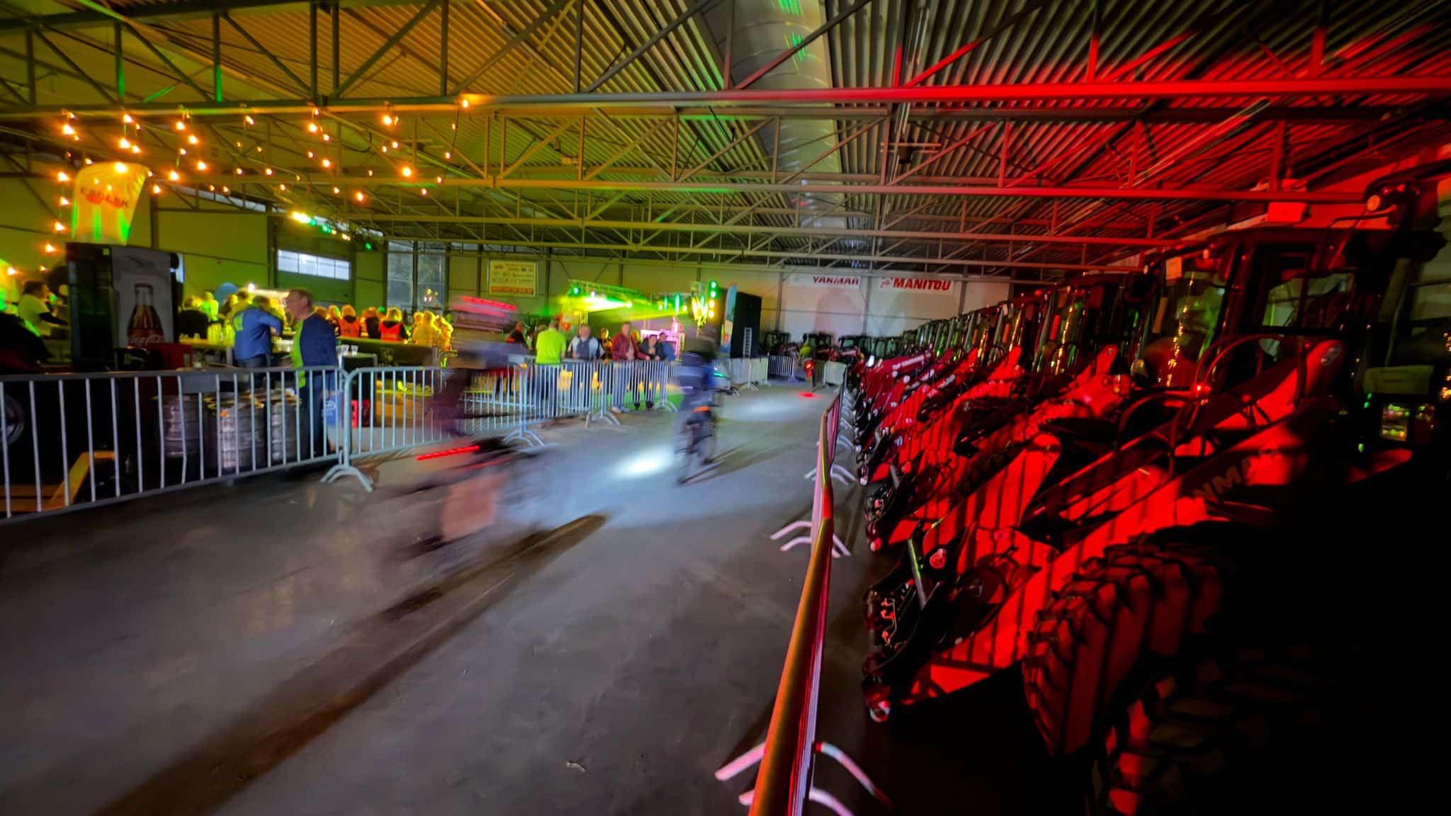 Verschillende heftrucks en industrieel materiaal bij Geert-Jan de Kok B.V. tijdens een bedrijfsevenement of beurs.