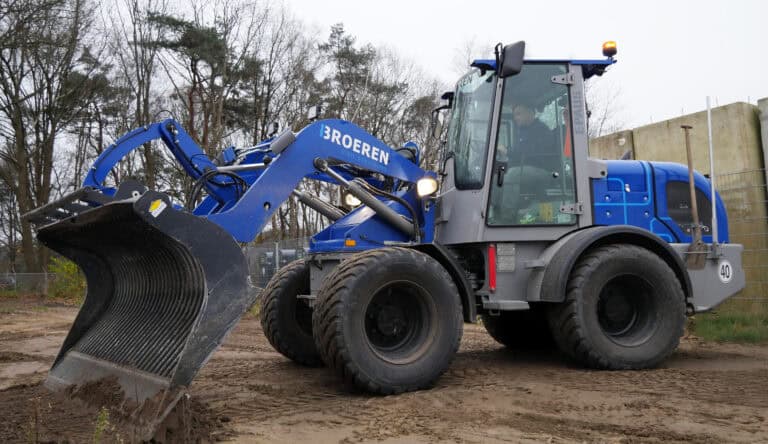 Veegmachine van Broeren Civiel Losolutions op een bouwplaats.