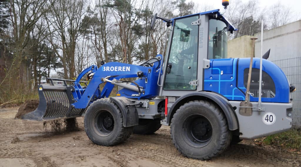 Rupsysteem op bouwplaats met laadbak en cabine voor civiele technologie.