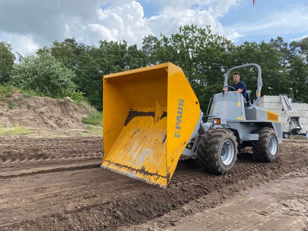 Steengraafmachine op bouwplaats voor grondverzet en funderingswerkzaamheden.