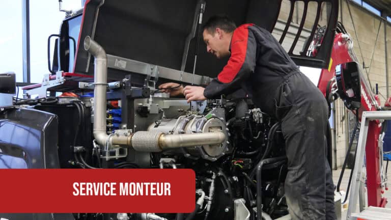 Professionele auto-onderhoudsmonteur in werkplaats, engine revisie en service.
