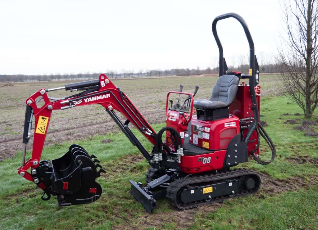 Klein robuuste graafmachine Yanmar op grasveld, geschikt voor tuin- en bouwprojecten.