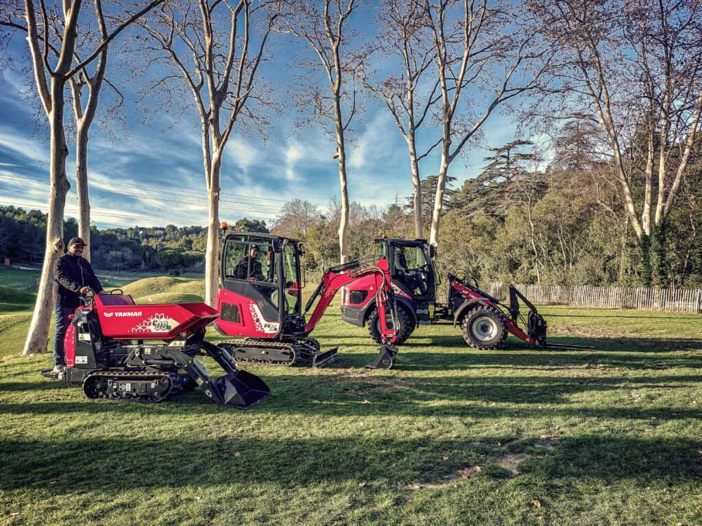 Zware landbouwmachines en personeel op een groene tuin, geoptimaliseerd voor tuinonderhoud met professionele apparatuur.