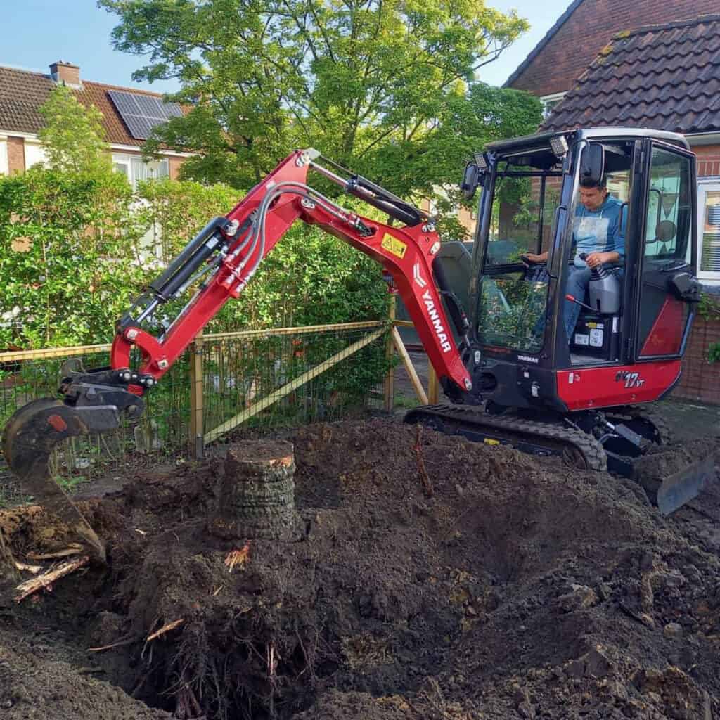 Mini graafmachine in tuinbouw voor grondverzet en landscapewerken.