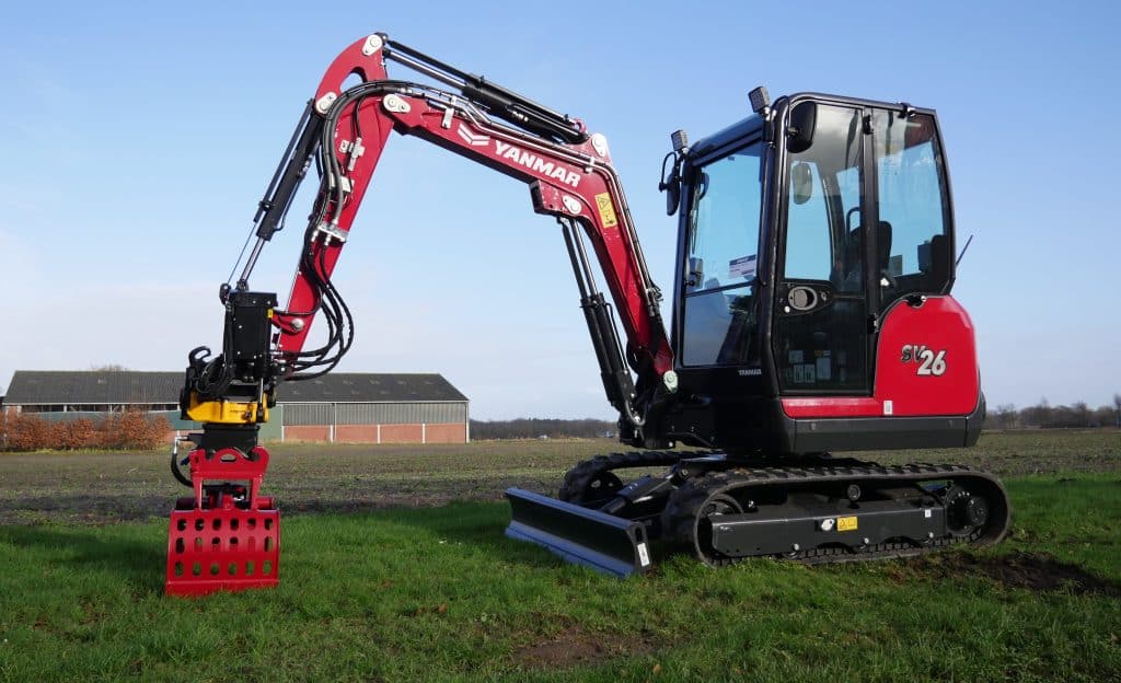 Betonboormachine op een groene weide, specialist in geotechnisch en civiel werk.