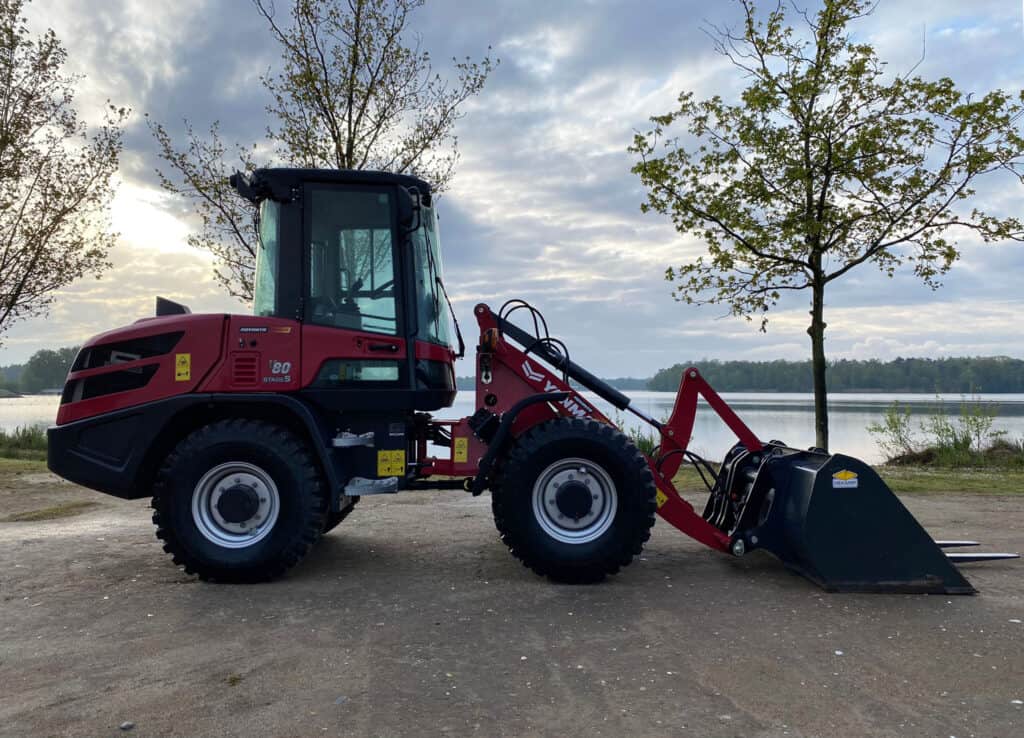 Stedelijke machine voor grondverzet bij water, showcase van Geert-Jan de Kok B.V.