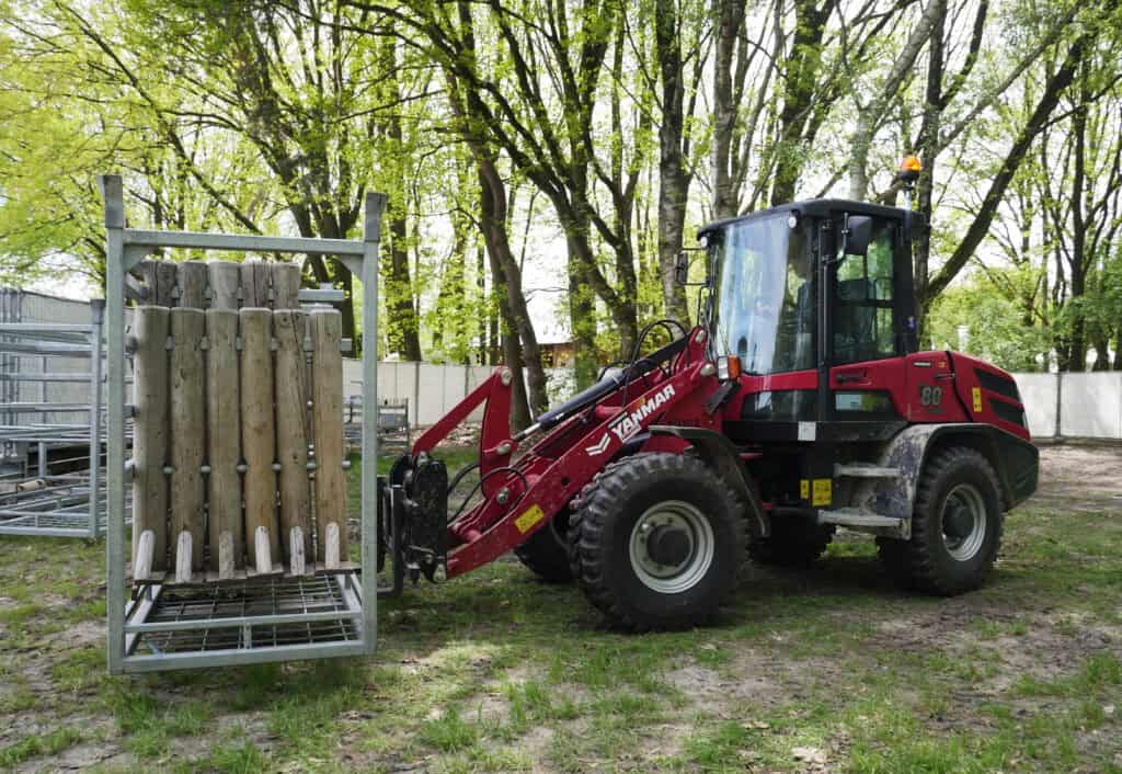1. Kleinladder met houten palen en vorkheftruck voor tuin- en bouwprojecten.