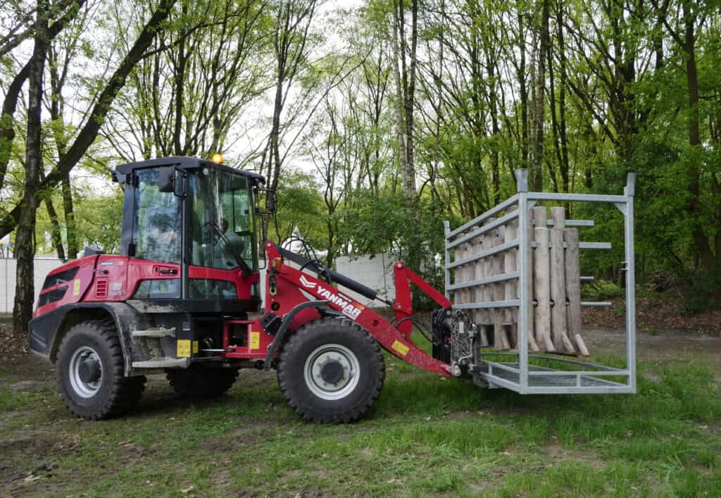Gebruik van zwaar materieel voor bosbouw en houtverwerking door Geert-Jan de Kok B.V. in een bosrijke omgeving.