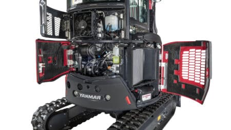 Klein-minibagger met open motorkap, hoogwaardige technische details.