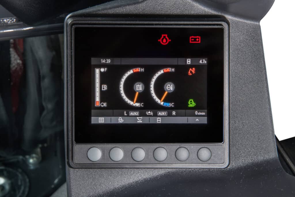 Gecombineerde digitale machine-instrumenten op een display in een industriële omgeving.