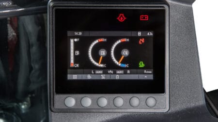 Gecombineerde digitale machine-instrumenten op een display in een industriële omgeving.