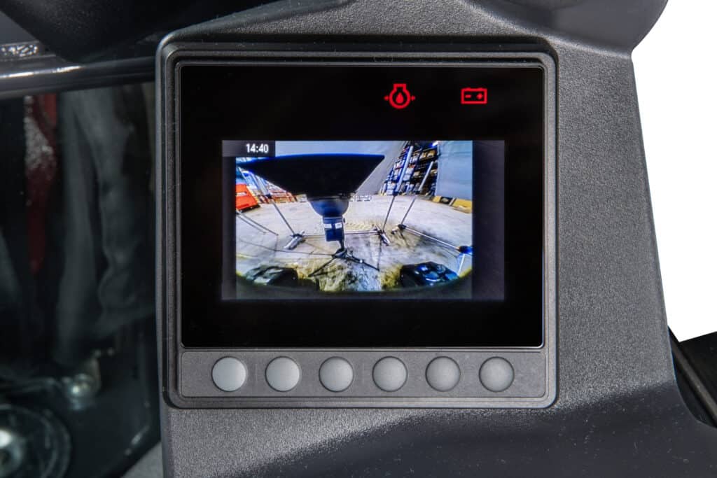 Veiligheidscamera met beeldscherm op landbouwmachine.