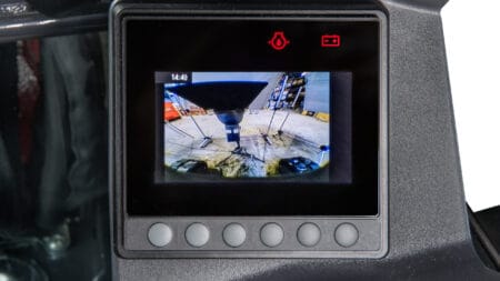 Veiligheidscamera met beeldscherm op landbouwmachine.
