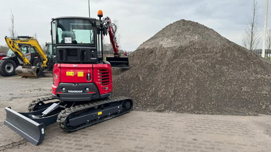Compacte Yanmar mini excavator bij werkzaamheden in de bouw.